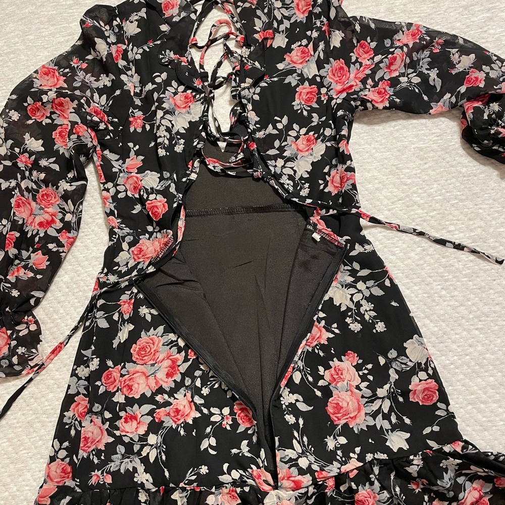 Brand new, never worn. Didn’t fit. Says medium but fits small.